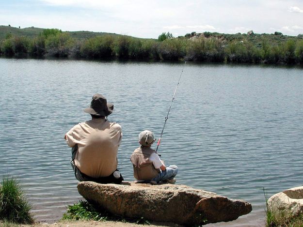 Fishing with Dad. Photo by Pinedale Online.