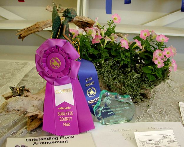 Floral Arrangement. Photo by Pinedale Online.