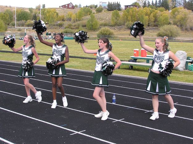 Wrangler Cheerleaders. Photo by Pinedale Online.