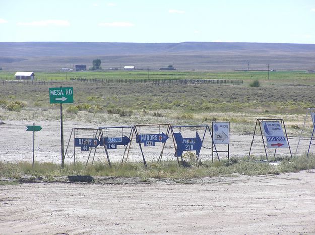 Rig signs. Photo by Pinedale Online.