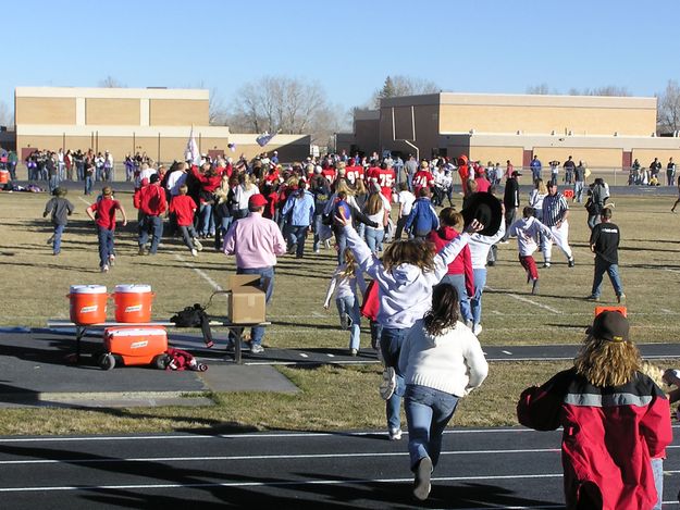 Surging the field. Photo by Pinedale Online.