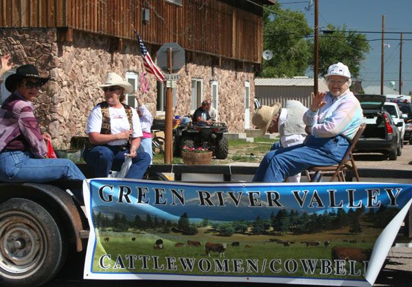 Cattlewomen Float. Photo by Pinedale Online.