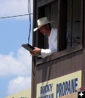 Announcer Matt Bombard. Photo by Pinedale Online.