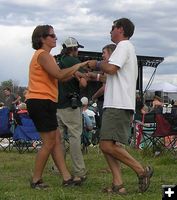 Swinging to the blues. Photo by Dawn Ballou, Pinedale Online.