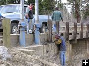 Welding the headgate. Photo by Dawn Ballou, Pinedale Online.