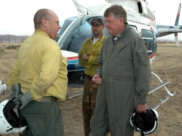 Governor visits fire. Photo by Christine Smith, Dubois Frontier..