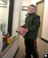 Shaun adds a gift. Photo by Dawn Ballou, Pinedale Online.