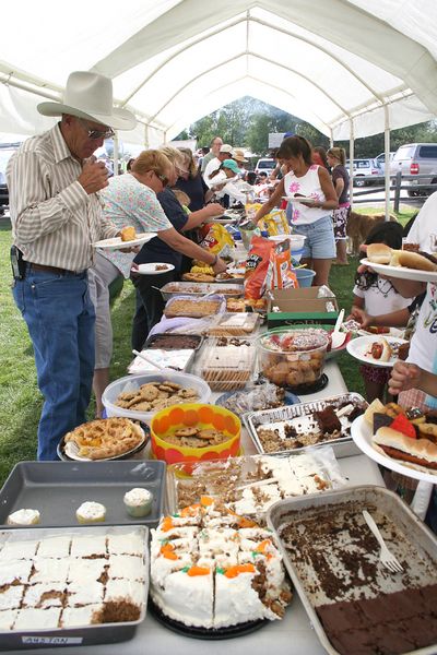 Food Line. Photo by Pam McCulloch, Pinedale Online.