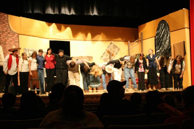 Taking a Bow. Photo by Dawn Ballou, Pinedale Online.