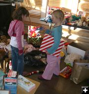 Shopping Together. Photo by Pam McCulloch, Pinedale Online.