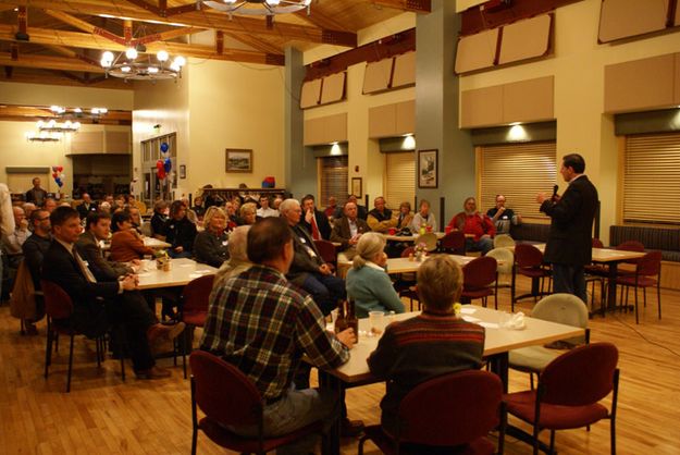 Crowd listens to Sen. Barrasso. Photo by Cat Urbigkit.