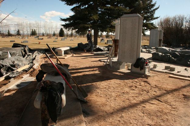 Leveling the pad. Photo by Dawn Ballou, Pinedale Online.