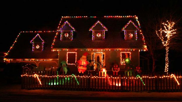 Cheery Holiday Lights. Photo by Dawn Ballou, Pinedale Online.