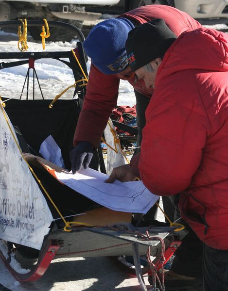 Looking at the race map. Photo by Dawn Ballou, Pinedale Online.