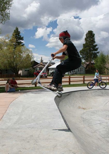 Up and Over the Rim. Photo by Dawn Ballou, Pinedale Online.