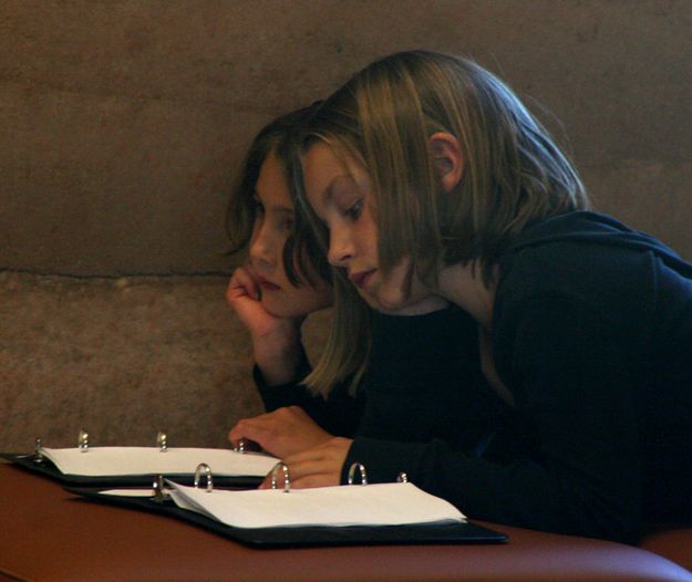 Readers. Photo by Pam McCulloch, Pinedale Online.