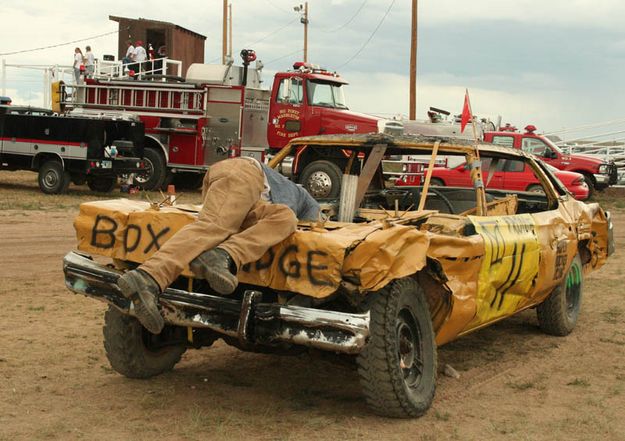 Final Adjustments. Photo by Dawn Ballou, Pinedale Online.