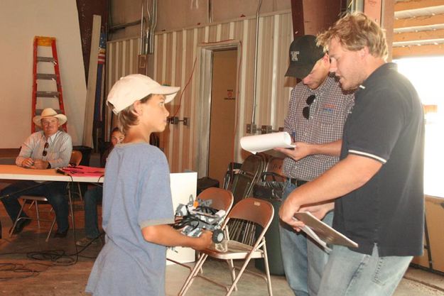 Chett Peterson judging. Photo by dawn Ballou, Pinedale Online.