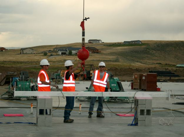 Hooking up the beam. Photo by Dawn Ballou, Pinedale Online.