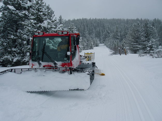 Skyline Drive grooming. Photo by Bob Barrett, Pinedale Ski Education Foundation.