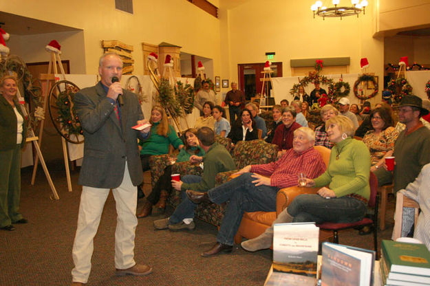 Fierce bidding. Photo by Dawn Ballou, Pinedale Online.