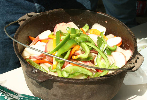 Dutch Oven cooking. Photo by Dawn Ballou, Pinedale Online.