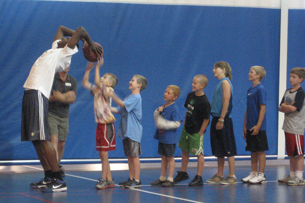 Passing The Ball. Photo by Pam McCulloch, Pinedale Online.