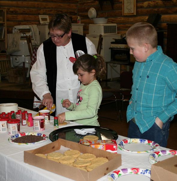 Cookie decorating. Photo by Dawn Ballou, Pinedale Online.