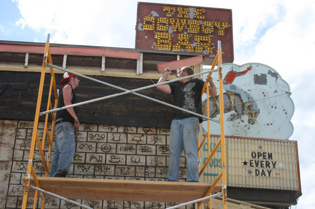 Removing boards. Photo by Dawn Ballou, Pinedale Online.