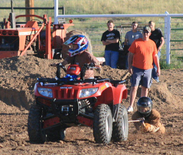 Shovel race. Photo by Dawn Ballou, Pinedale Online.