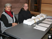 Julie and Linda. Photo by Dawn Ballou, Pinedale Online.