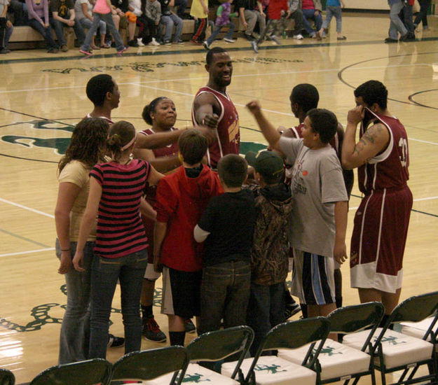 Team spirit. Photo by Dawn Ballou, Pinedale Online.