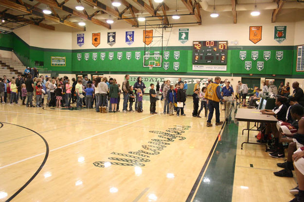 Autograph line. Photo by Dawn Ballou, Pinedale Online.