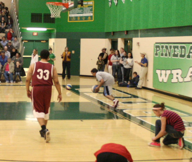 Got the ball first. Photo by Dawn Ballou, Pinedale Online.