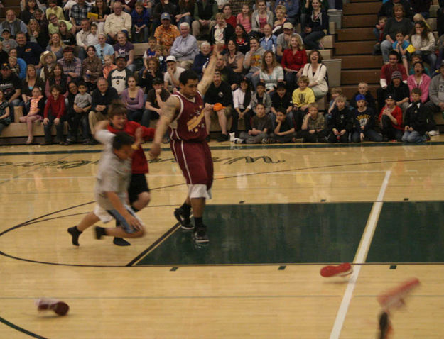 Kicking shoes away. Photo by Dawn Ballou, Pinedale Online.