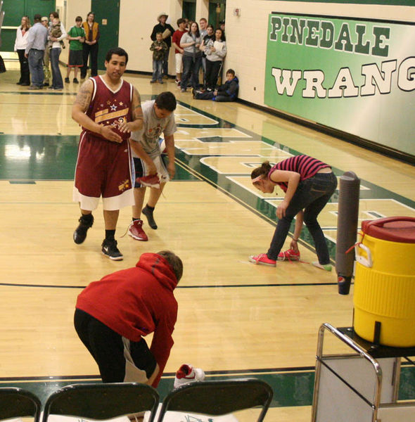 Shoe scramble. Photo by Dawn Ballou, Pinedale Online.