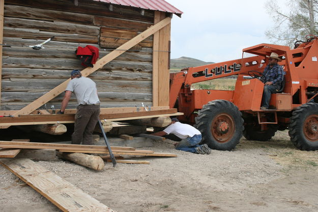 Checking the supports. Photo by Dawn Ballou, Pinedale Online.