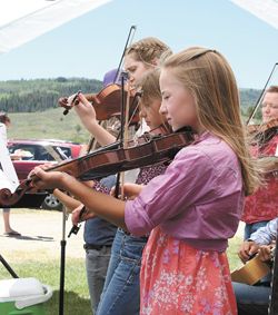 Fiddling around. Photo by Joy Ufford, Sublette Examiner.