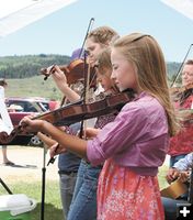 Fiddling around. Photo by Joy Ufford, Sublette Examiner.