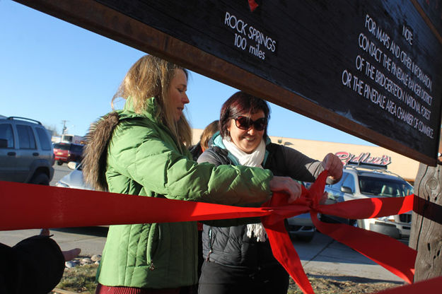 Tieing on the bow. Photo by Dawn Ballou, Pinedale Online.