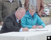 Signing. Photo by Dawn Ballou, Pinedale Online.