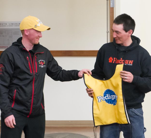 Bib handoff. Photo by Chris Havener.