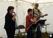 Live music. Photo by Dawn Ballou, Pinedale Online.
