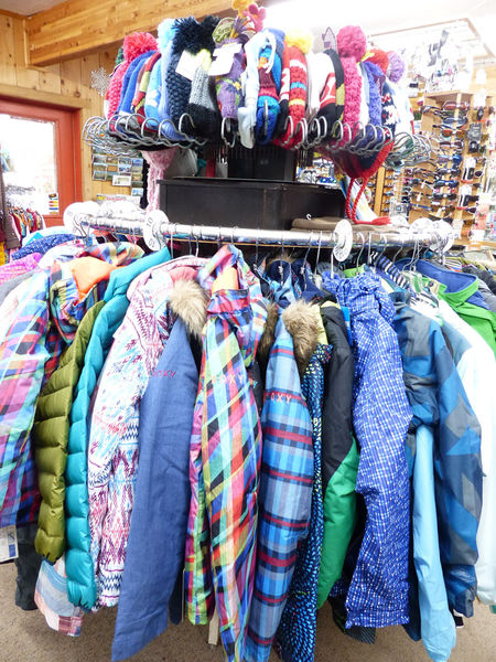 Warm coats and hats. Photo by Dawn Ballou, Pinedale Online.