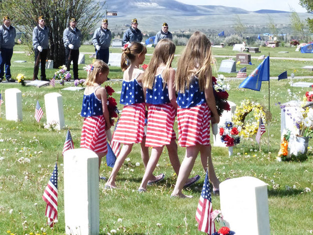 Placing flowers. Photo by Dawn Ballou, Pinedale Online.