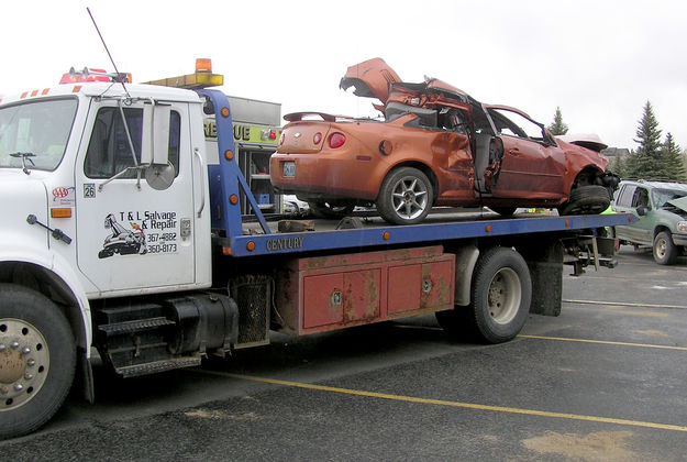 Hauling away the wreck. Photo by Bob Rule, KPIN 101.1FM Radio.