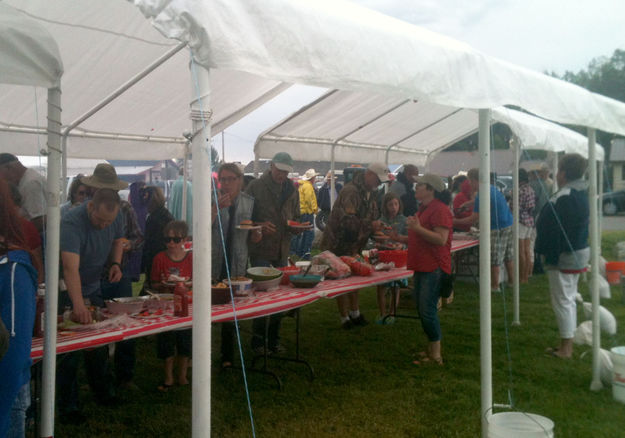 Food line. Photo by Dawn Ballou, Pinedale Online.