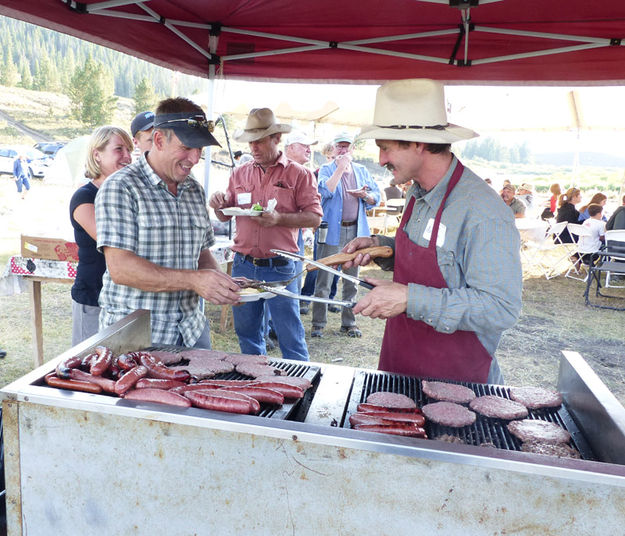 Food line. Photo by Dawn Ballou, Pinedale Online.