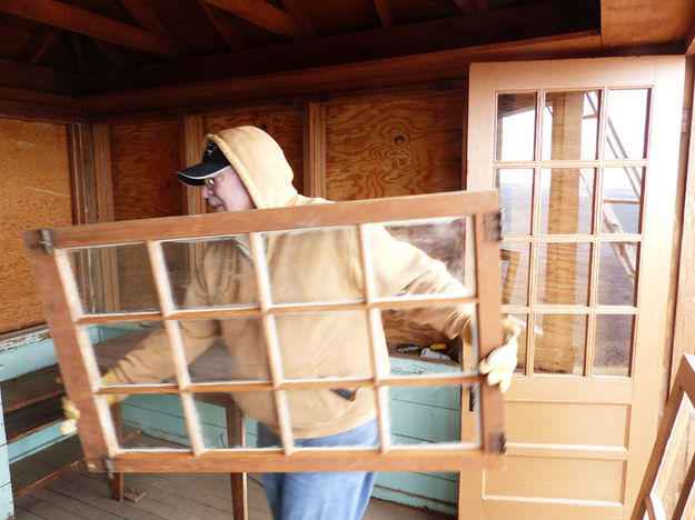 Bringing in a window. Photo by Dawn Ballou, Pinedale Online.