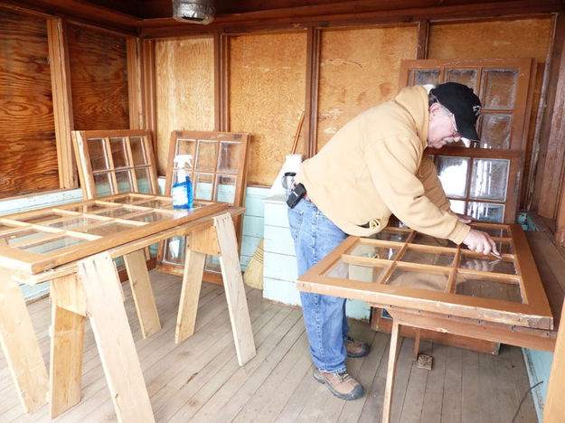 Cleaning windows. Photo by Dawn Ballou, Pinedale Online.